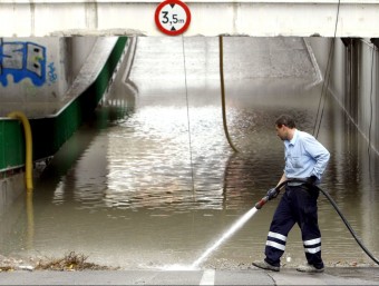 Un operari neteja el pas soterrani existent a la barriada Lauri Volpi. EFE