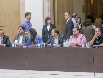 Representants dels partits que van donar suport a la consulta del 9N en una reunió del Pacte pel Dret a Decidir. ALBERT SALAMÉ
