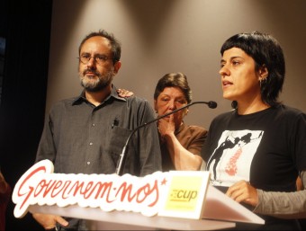 Antonio Baños, Gabriela Serra i Anna Gabriel, en la roda de premsa per valorar els resultats electorals l'endemà del 27 de setembre ORIOL DURAN