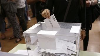 Un ciutadà votant en les eleccions del 27 de setembre EFE