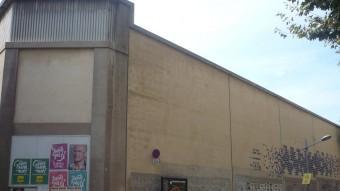 Exteriors de l'antiga fàbrica de Transmesa, ubicada en ple centre de Premià de Mar i que anirà a terra. LLUÍS ARCAL