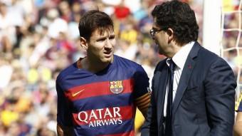 Messi es retira del camp lesionat. EFE