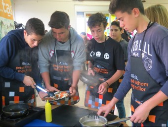Alumnes de 4rt d'ESO de l'Escola Diocesana de Navàs fent un taller de cuina EL PUNT AVUI