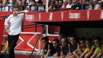Luis Enrique, preocupat,  a la banqueta del Barça al camp del Sevilla. El Barça va perdre, però va tenir ocassions per guanyar.  CRISTINA QUICLER / AFP
