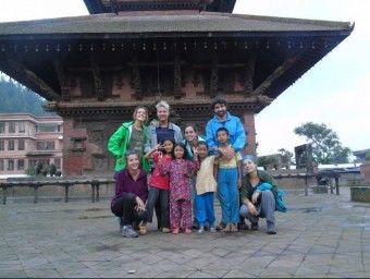 Homs, a la dreta i amb jaqueta blava, amb companys de viatge i nens al Nepal. A.H