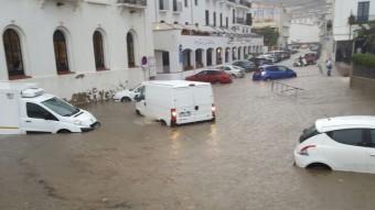 Cotxes atrapats a la riera de Cadaqués, aquest dimarts ACN / CDC CADAQUÉS