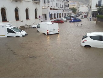 Cotxes atrapats a la riera de Cadaqués, aquest dimarts ACN / CDC CADAQUÉS