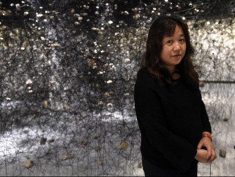 Shiharu Shiota ha recreat el big bang amb tres tones de pedres. SANTI IGLESIAS