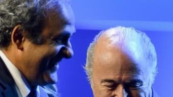 Michel Platini i Josep Blatter, somrients. AFP