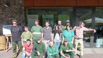 Els treballadors de la Fageda i els responsables del projecte, fotografiats al centre d'atenció de visitants de la cooperativa. J.C