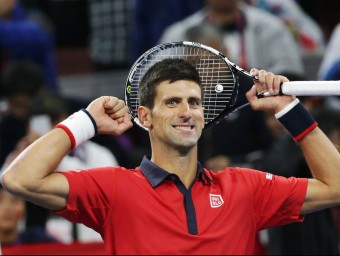Novak Djokovic celebra el seu vuitè títol de la temporada ahir a la pista del Diamant de Pequín EFE