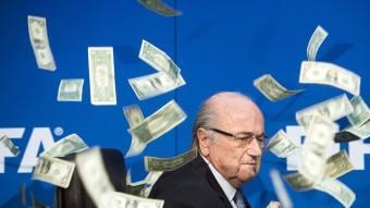 Blatter, envoltat de bitllets llançatrs irònicament per un còmic a Zuric en una roda de premsa EFE