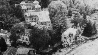 Dues imatges del poble dels Banys de Vernet al Conflent, abans i després de l'aiguat del 40; han desaparegut edificis sencers enduts per la riuada.. GÉNOVÈSE, 1940, ARXIU TERRA NOSTRA