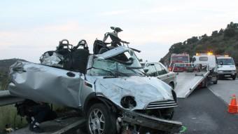 L'estat en que van quedar els dos cotxes que es van veure involucrats en l'accident d'ahir a l'N-260 a Vilajuïga ACN