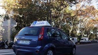 Un cotxe d'autoescola pels carrers de Barcelona ACN