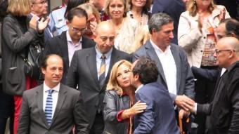 L'exvicepresidenta del Govern Joana Ortega fa un petó a Josep Rul, de CDC, en sortir del TSJC ACN