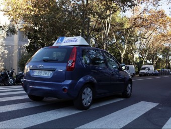 Un cotxe d'autoescola pels carrers de Barcelona ACN
