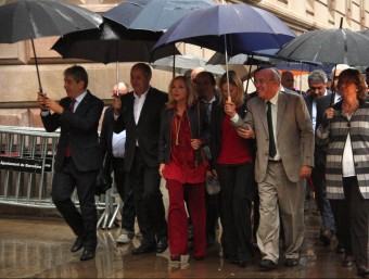 Joana Ortega, envoltada pels consellers del Govern, arribant al TSJC ACN