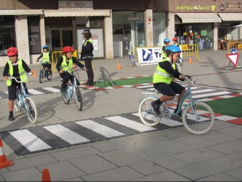Alguns dels alumnes que ahir van participar a la jornada d'educació vial per aprendre des de petits anar amb seguretat amb bicicleta D.V