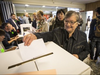 Una dona, emetent el vot el 9-N ALBERT SALAMÉ