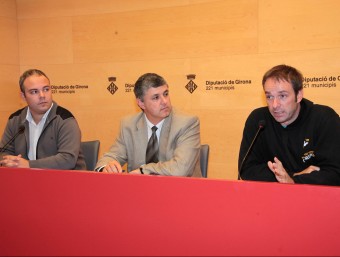 Jordi Casas (dreta) mentre exposava els detalls tècnics de la prova, en la presentació d'ahir a Girona JOAN SABATER