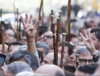 Les vares dels alcaldes alçades sobresortint per damunt dels caps de les persones concentrades davant el Palau de justícia, al passeig Lluís Companys de Barcelona ORIOL DURAN