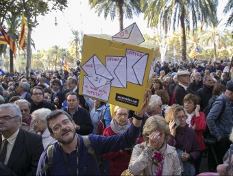 Centenars de ciutadans , ahir es van concentrar davant del Palau de Justícia per donar suport als imputats i defensar la votació del 9-N ANDREU PUIG