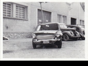 A l'esquerra foto antiga d'un dels tallers de cotxes que poblaven la zona i a la dreta foto actual de l'abandonament REUS DIGITAL