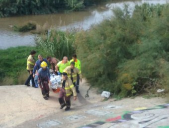 Efectius dels Bombers treuen de l'aigua l'home que ha caigut al riu al Prat de Llobregat ACN