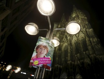 Un cartell electoral de la candidata independent Henriette Reker davant de la capital de Colònia, a Alemanya REUTERS