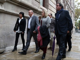 Joan Cañada (2n per l'esquerra) arriba al Palau de Justícia acompanyat per l'exvicepresidenta Joana Ortega, aquest dilluns a Barcelona JUANMA RAMOS