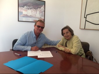 L'alcalde de Cadaqués amb la vídua de l'artista, Maria Àngels Mercader