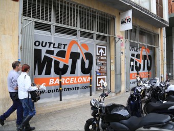 Un 'outlet' de material de moto al carrer Pallars de Barcelona on hi van molts motoristes que volen comprar articles millor de preu i els és igual que no sigui d'última moda ANDREU PUIG