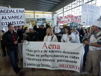 Veïns de Gavà Mar , en una de les protestes que van protagonitzar a l'aeroport del Prat, l'any 2005 JUANMA RAMOS/ ARXIU