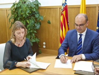 Instant de la signatura del conveni entre Anna Delia i Manuel Palomar. EL PUNT AVUI