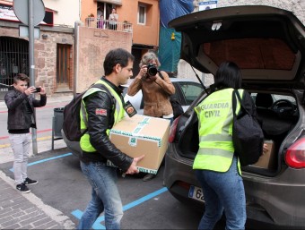 Agents de la Guàrdia Civil s'enduen dues caixes amb documentació, després del registre d'aquest dimecres a l'Ajuntament de Sant Fruitós de Bages ACN