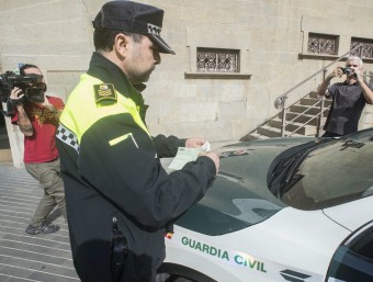 El cap de la Policia Local posa una multa a un dels cotxes de la Guàrdia Civil estacionat davant el consistori, aquest dimecres a Olot EFE