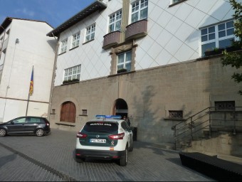 Un cotxe de la Guàrdia Civil aparcat davant l'Ajuntament d'Olot, durant l'escorcoll d'aquest dimecres J. CASAS