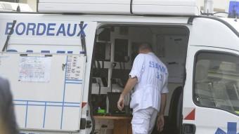 Una ambulància que treballa en les tasques d'emergència en l'autocar accidentat prop de Bordeus EFE
