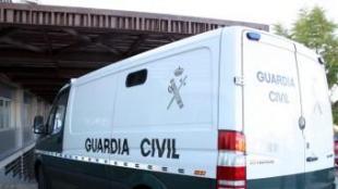 La furgoneta que ha traslladat els empresaris Xavier Tauler i Sergio Lerma, arribant aquest divendres als jutjats del Vendrell ACN