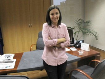 Marta Trenzano davant la taula de treball de l'alcaldia d'Algemesí. M. CAMPOS