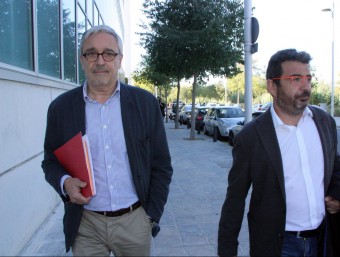 L'advocat de CDC, Xavier Melero, i el responsable de Règim Intern i Comunicació de CDC, Francesc Sánchez, sortint de la Comandància de la Guàrdia Civil de Tarragona ACN