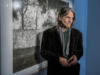 Perejaume, davant la fotografia resultant de condensar els fotogrames del film ‘El ball de l'Espolsada', exposada a la galeria Joan Prats JOSEP LOSADA