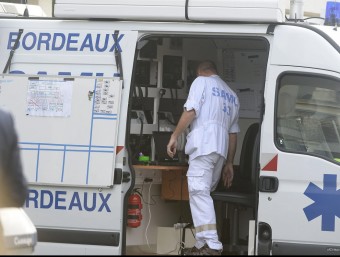 Una ambulància que treballa en les tasques d'emergència en l'autocar accidentat prop de Bordeus EFE