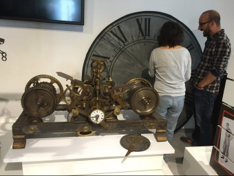 Maquinària de rellotge mecànic del campanar de Llagostera del 1955, a la sala d'exposició temporal de Can Caciques EL PUNT AVUI