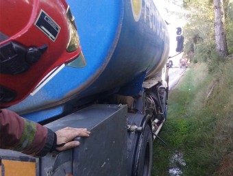 Un Bomber treballa al lloc de l'accident, a la GIP-5121 a Crespià BOMBERS DE LA GENERALITAT