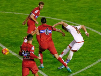 Javi Guerra fent el xut que va suposar el tercer gol del Rayo Vallecano EFE