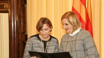 La nova presidenta del Parlament, Carme Forcadell, i la presidenta sortint, Núria de Gispert, aquest dilluns a la Cambra catalana ANDREU PUIG