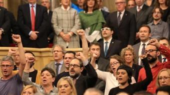 Els diputats de la CUP, amb el puny alçat, aquest dilluns durant el ple de constitució del Parlament ANDREU PUIG