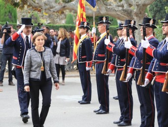 Forcadell passa revista al mossos d'esquadra un cop escollida nova presidenta del Parlament. a.puig